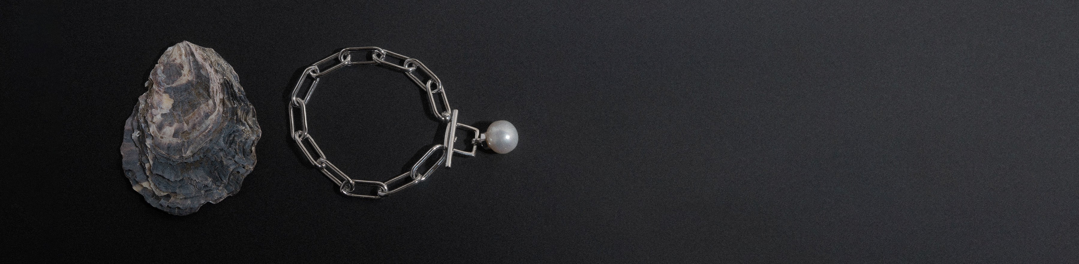 Freshwater pearl bracelet in sterling silver.