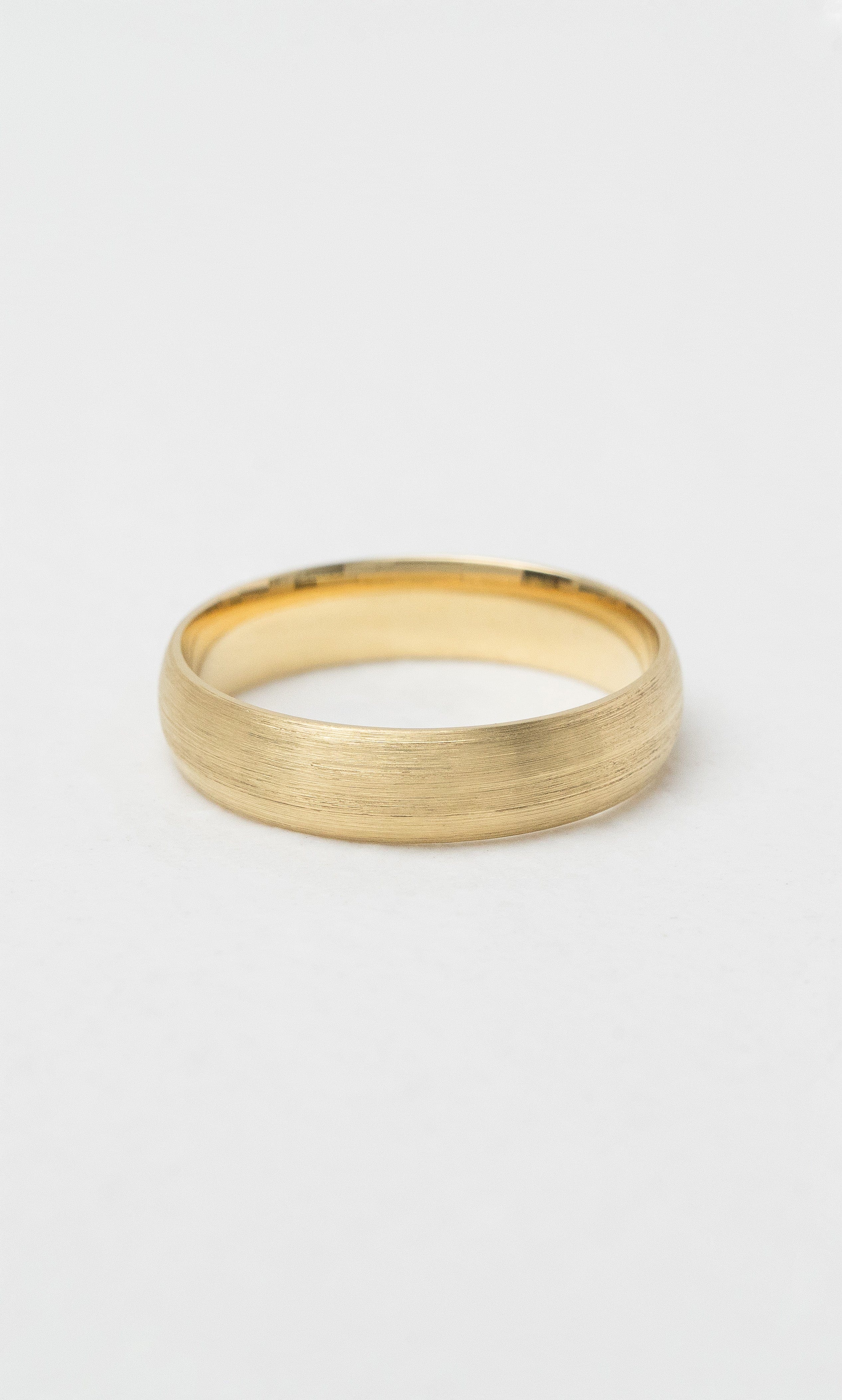Hogans Family Jewellers 18K Brushed Gents 5mm Wedder