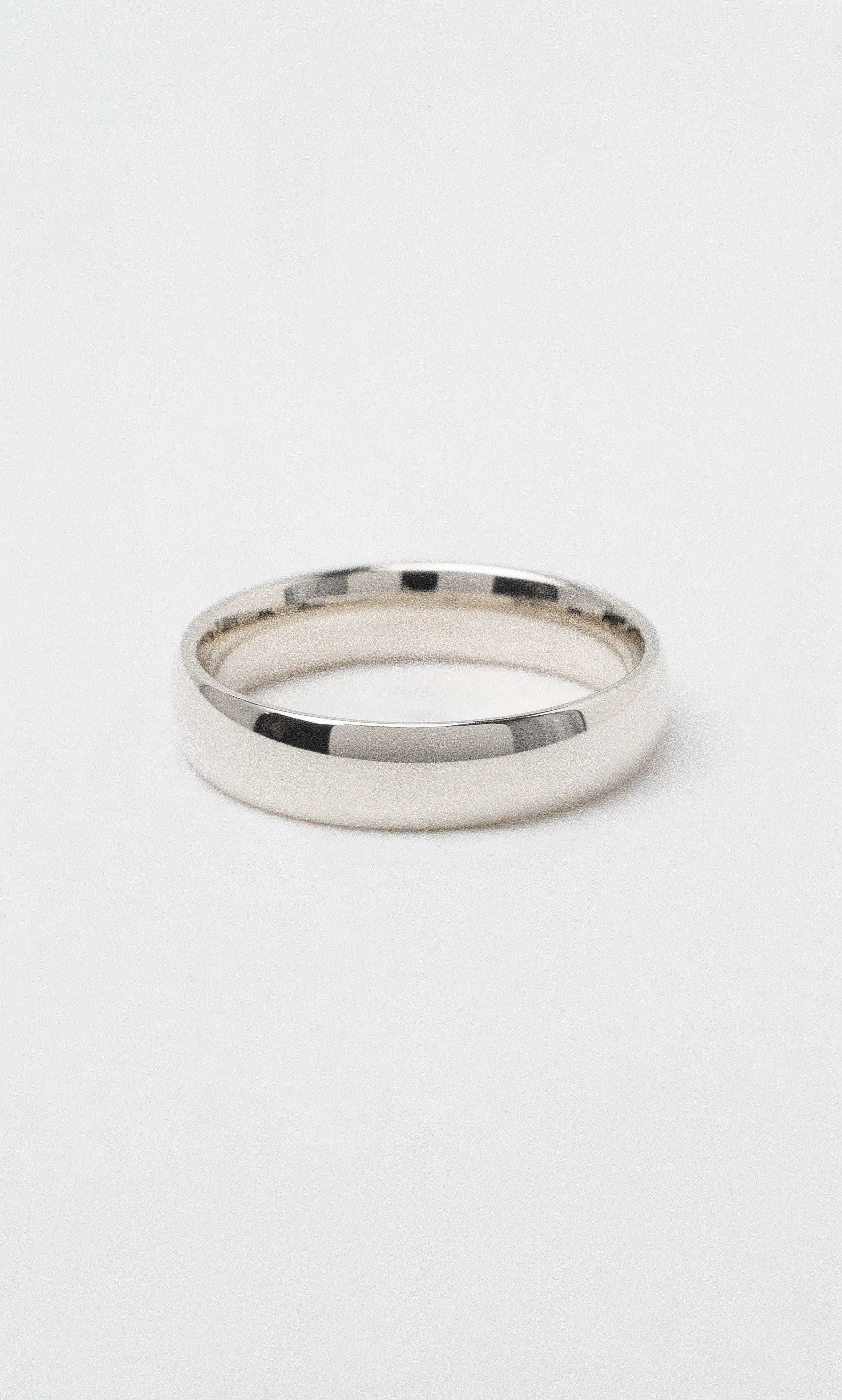 Hogans Family Jewellers 18K Polished Gents 5mm Wedder
