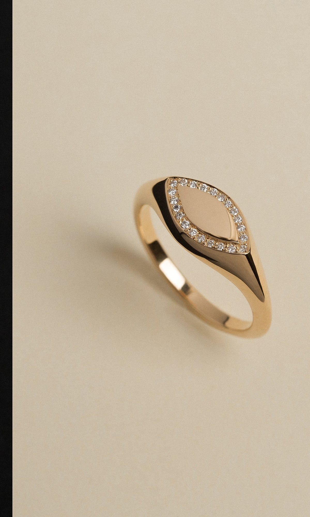 Hogans Family Jewellers 18K YG 0.10ct TDW Round Brilliant Cut Diamond Oblong Signet Ring