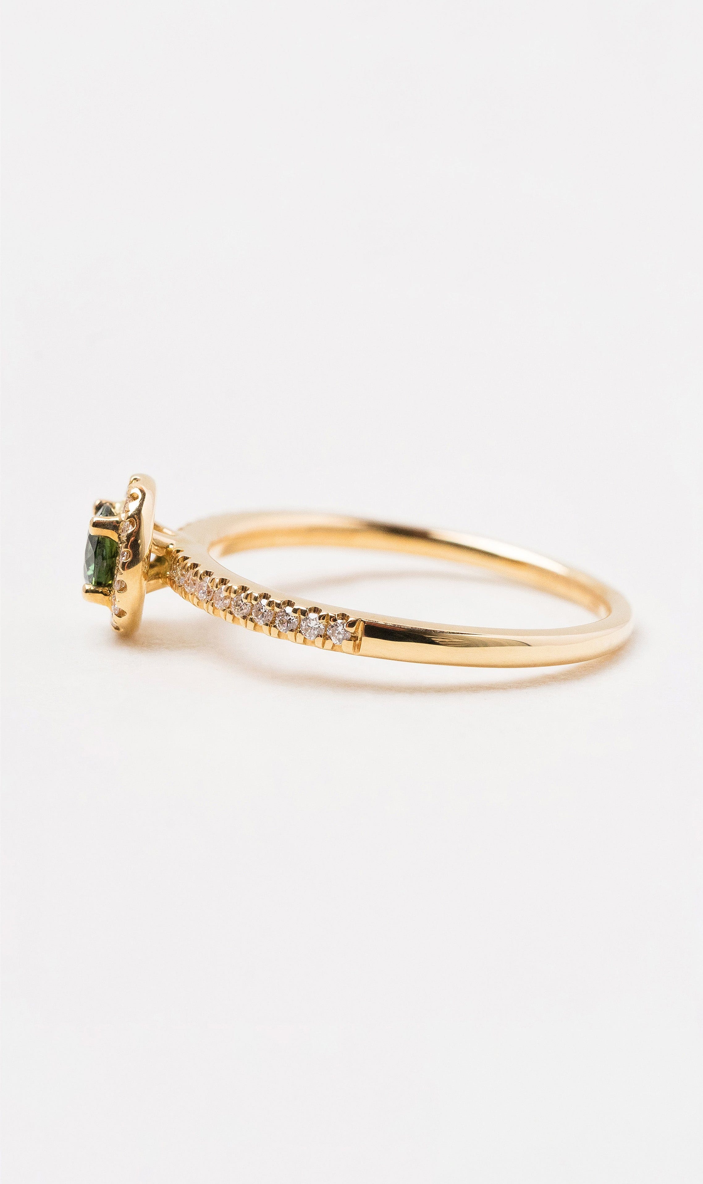 Hogans Family Jewellers 18K YG Australian Sapphire Ring
