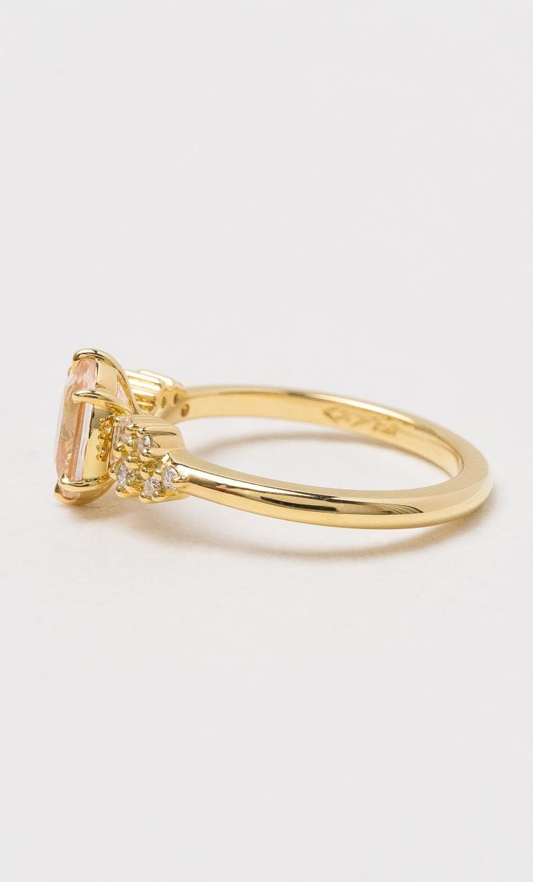 Hogans Family Jewellers 18K YG Oval Apricot Ceylon Sapphire Ring