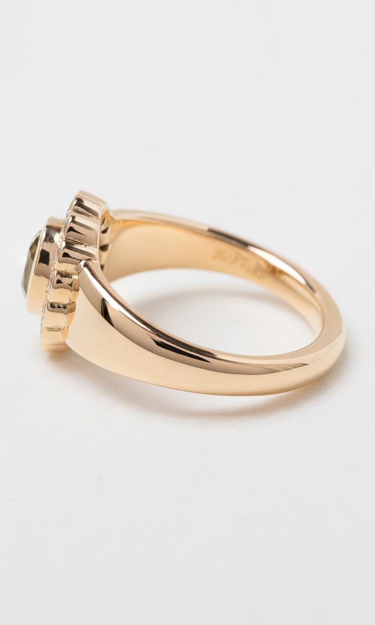 Hogans Family Jewellers 18K YG Oval Cut Australian Sapphire Daisy Signet Ring