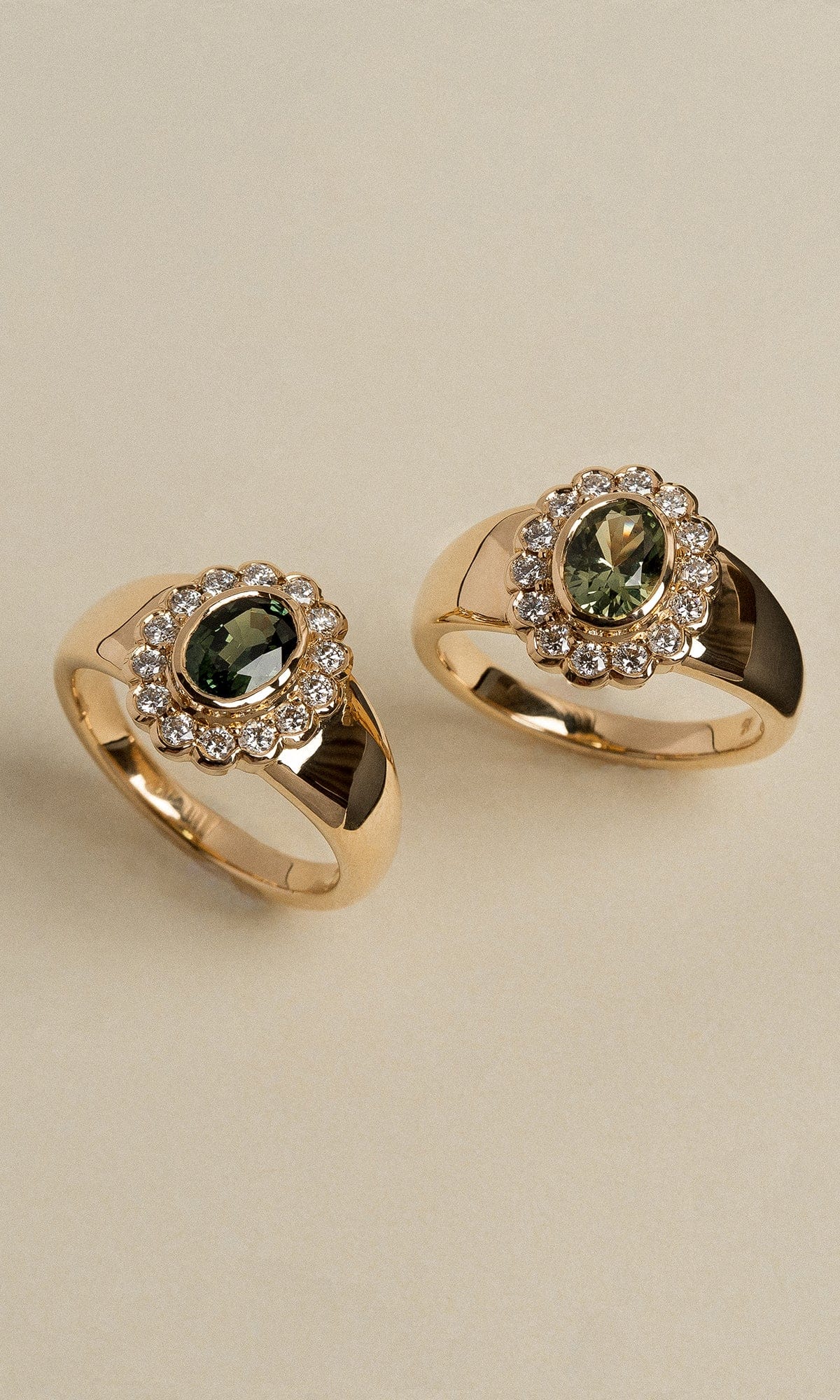 Hogans Family Jewellers 18K YG Oval Cut Australian Sapphire Daisy Signet Ring