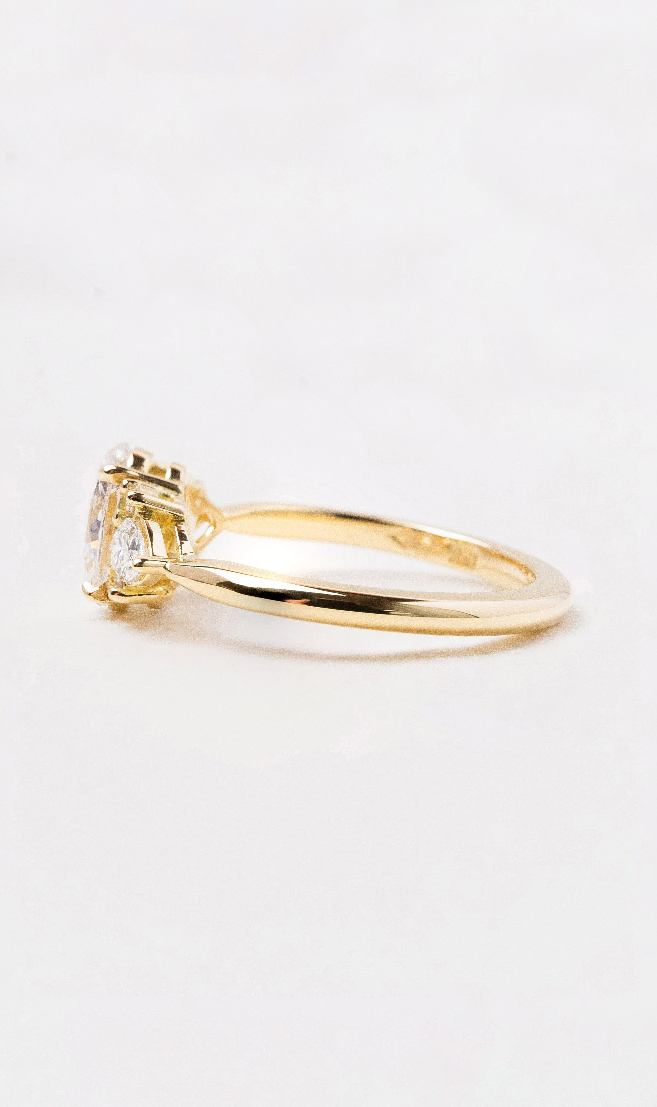 Hogans Family Jewellers 18K YG Vintage Style Diamond Ring