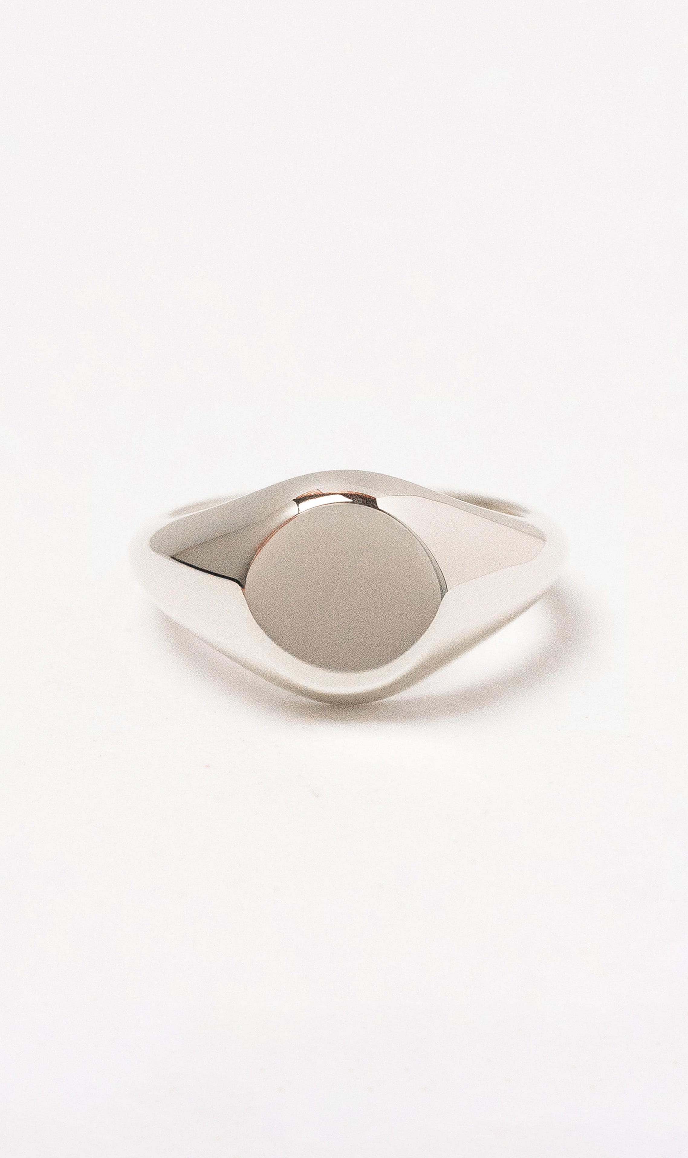 Hogans Family Jewellers 9K Medium Round Signet Ring