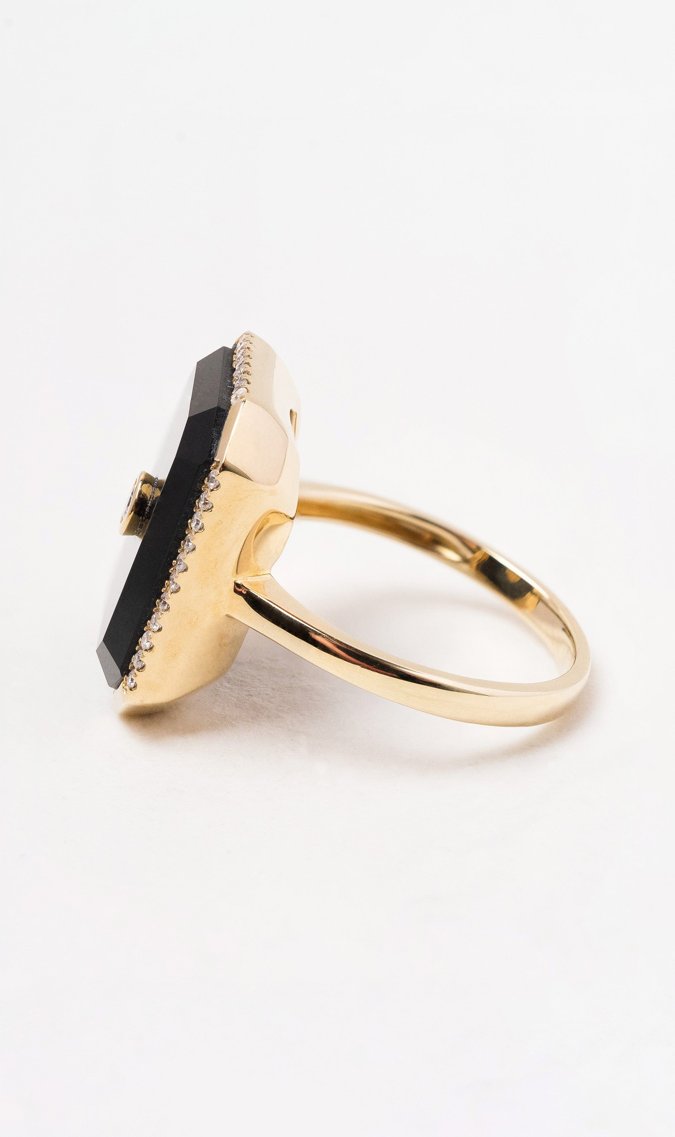 Hogans Family Jewellers 9K YG Rectangular Onyx Ring