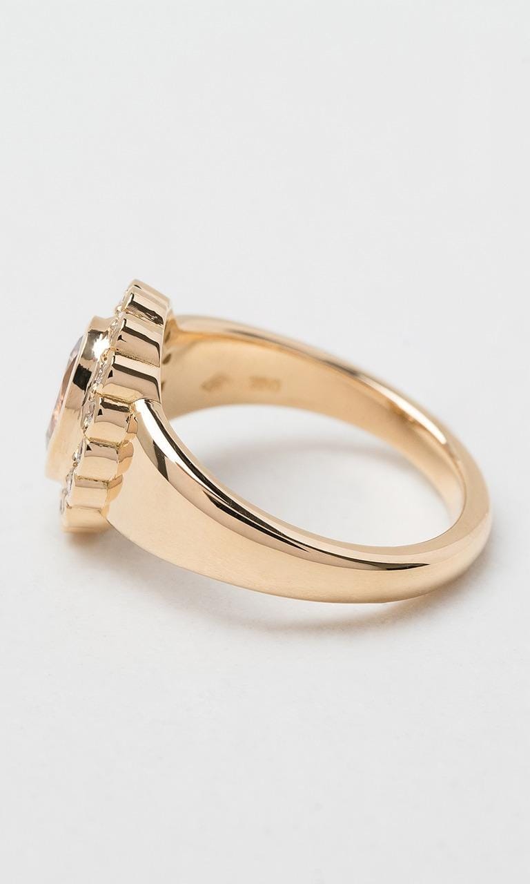 18K YG Oval Cut Morganite Daisy Signet Ring