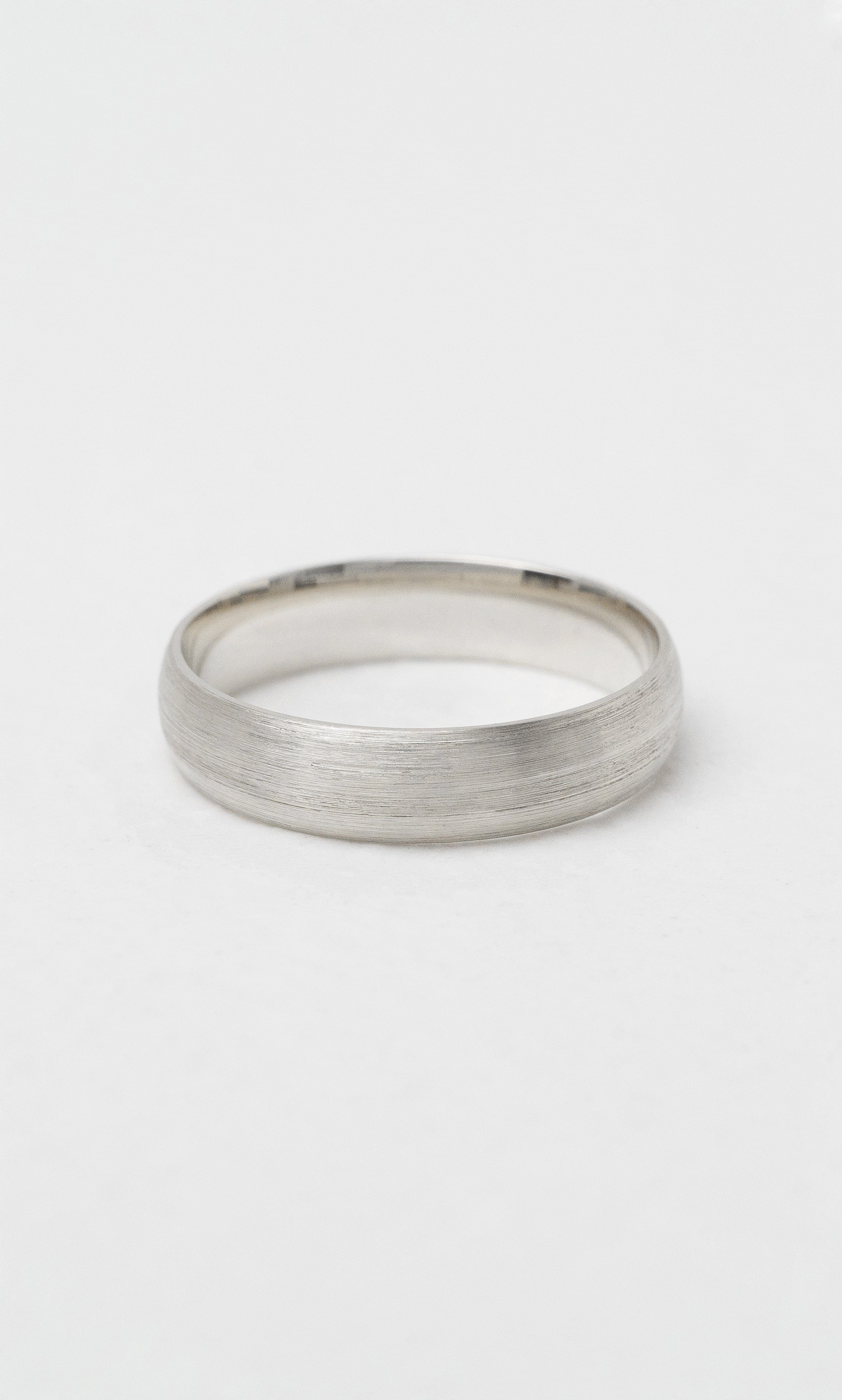 Hogans Family Jewellers 18K Brushed Gents 5mm Wedder