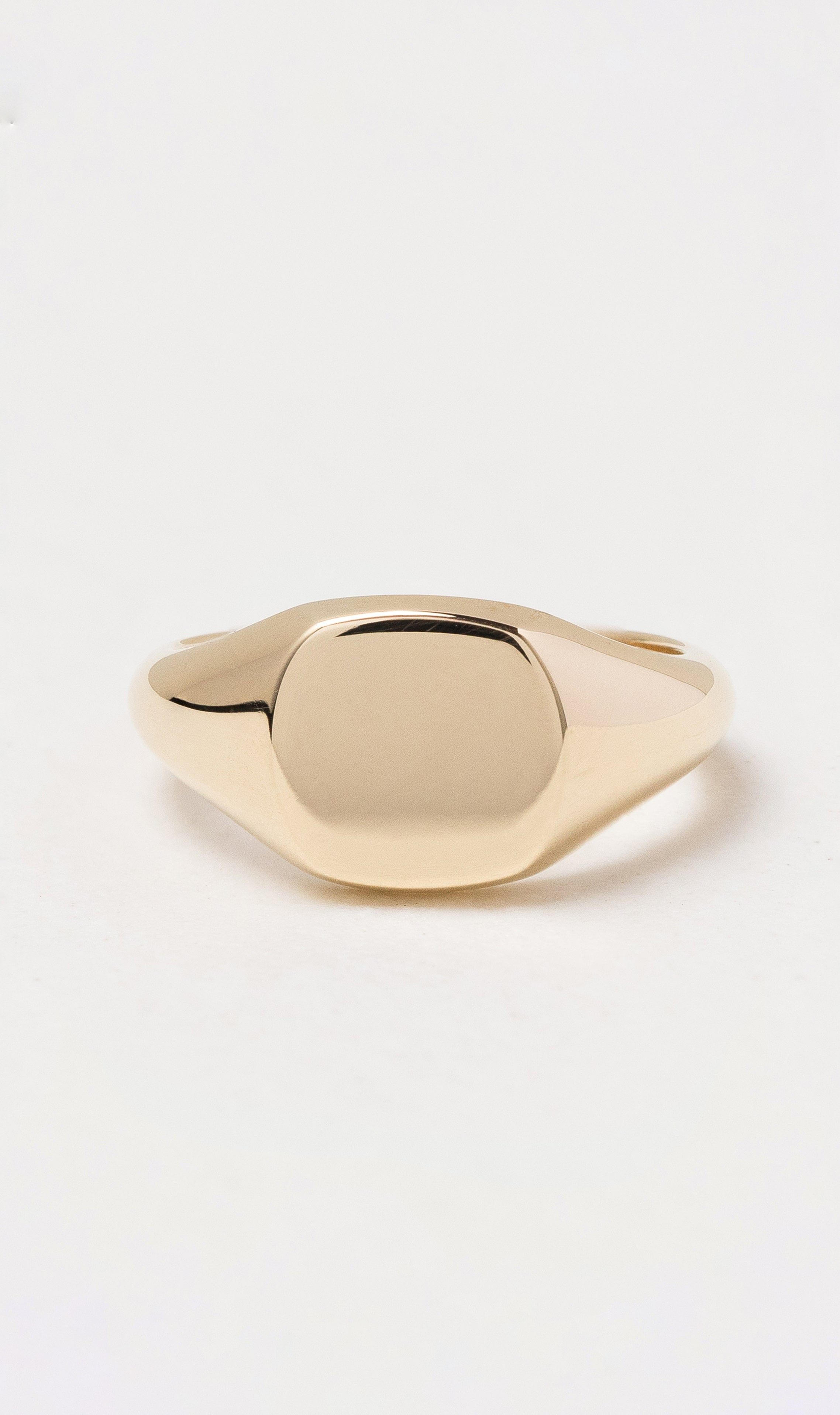 Hogans Family Jewellers 18K Cushion Signet Ring