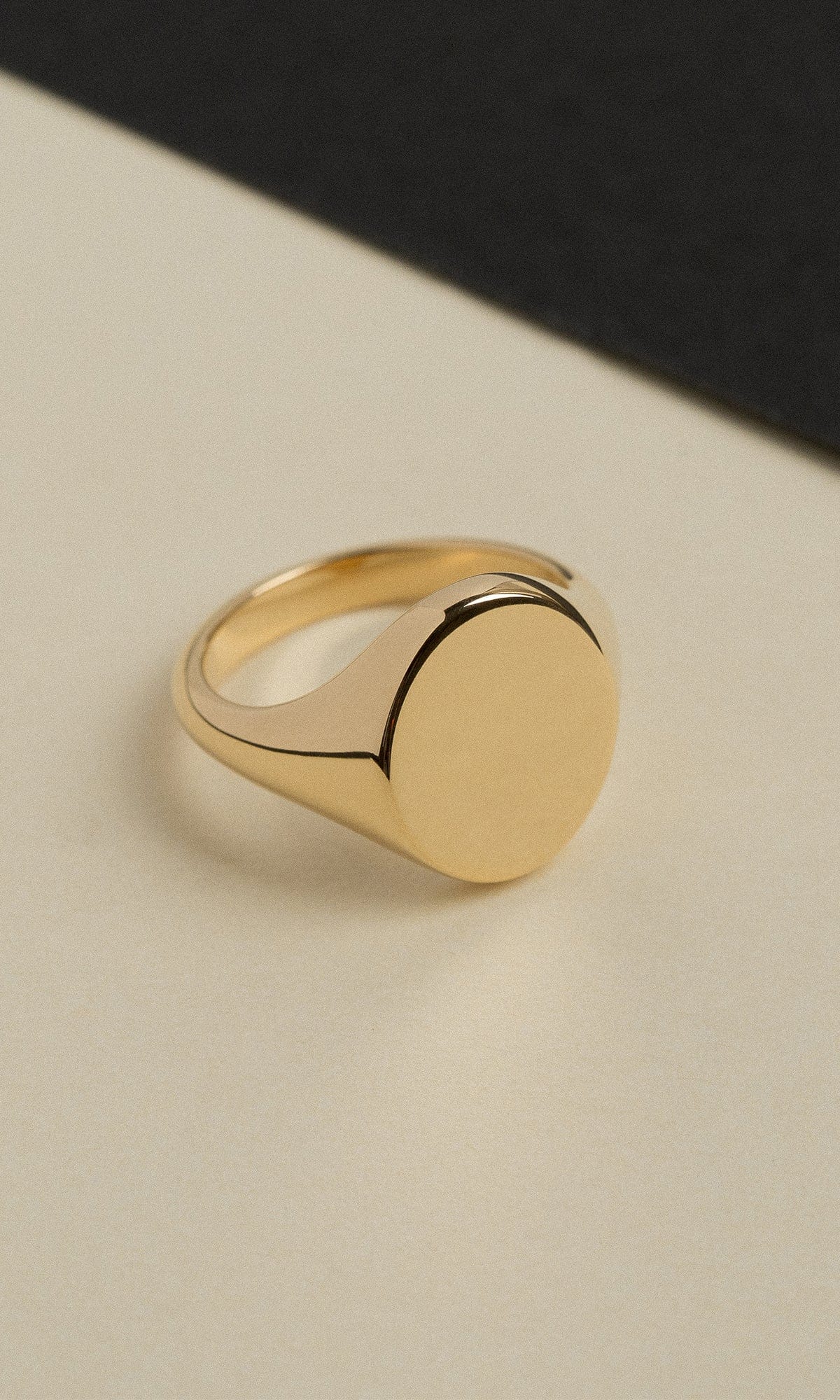 Hogans Family Jewellers 18K Flat Oval Signet Ring