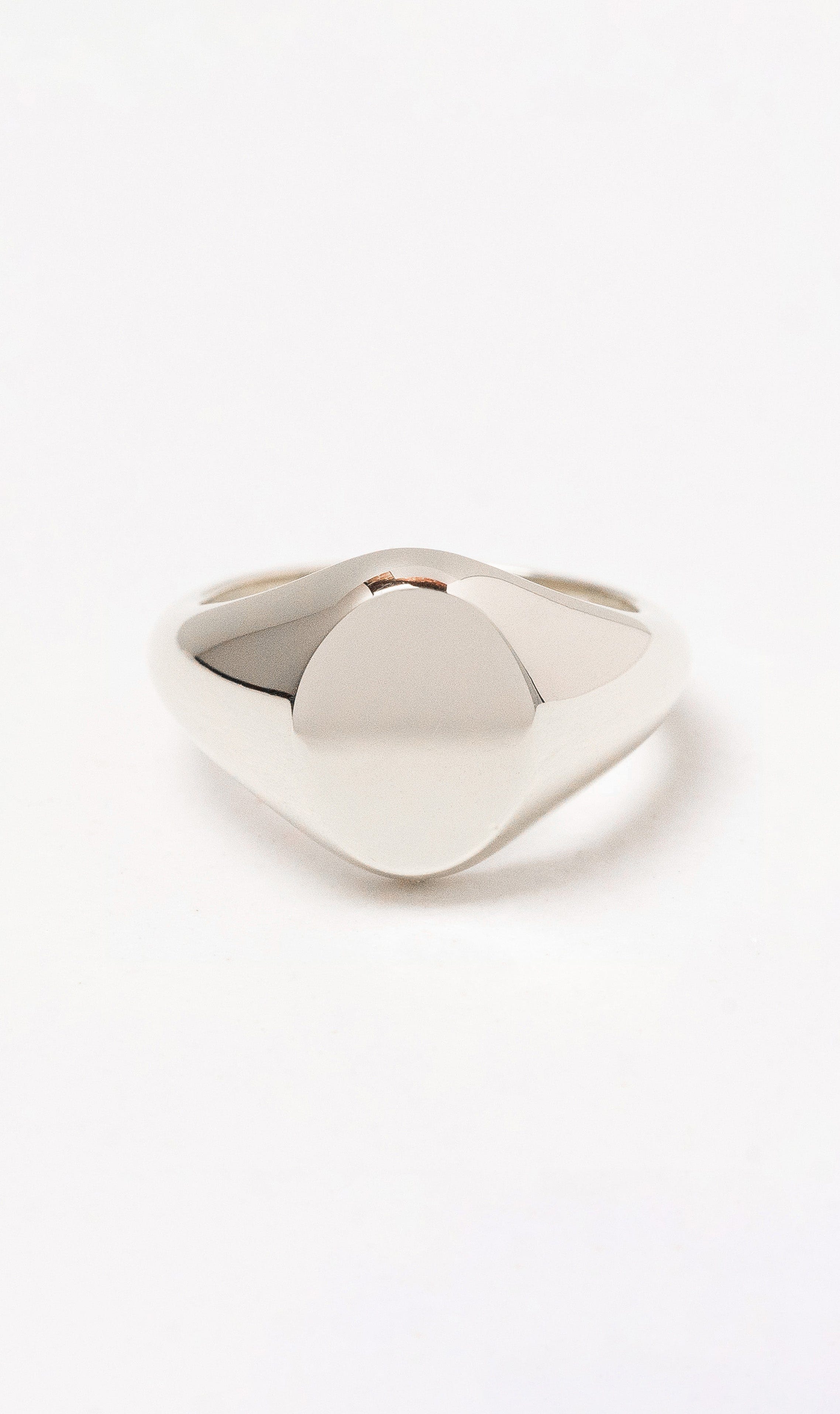 Hogans Family Jewellers 18K Medium Oval Signet Ring