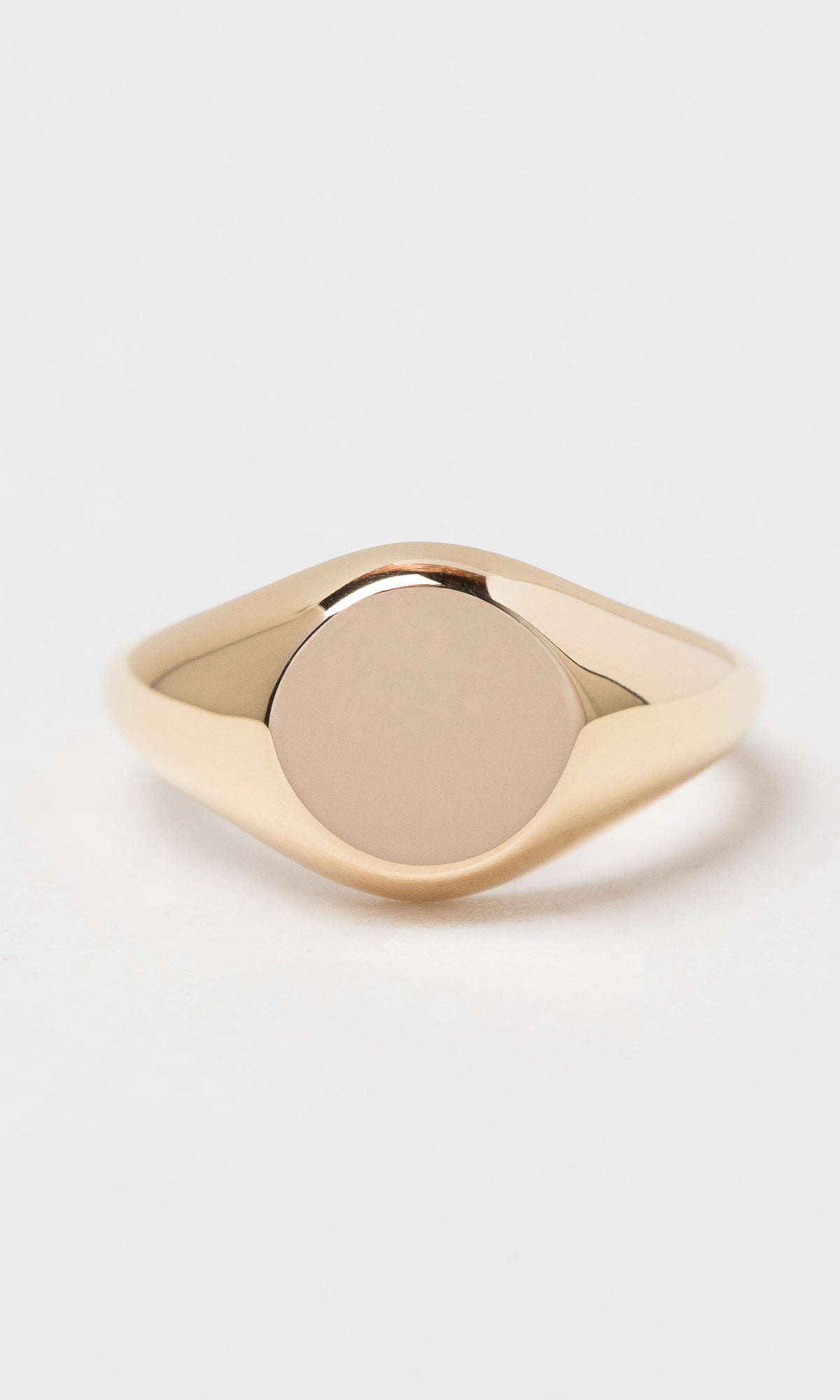 Hogans Family Jewellers 18K Medium Round Signet Ring