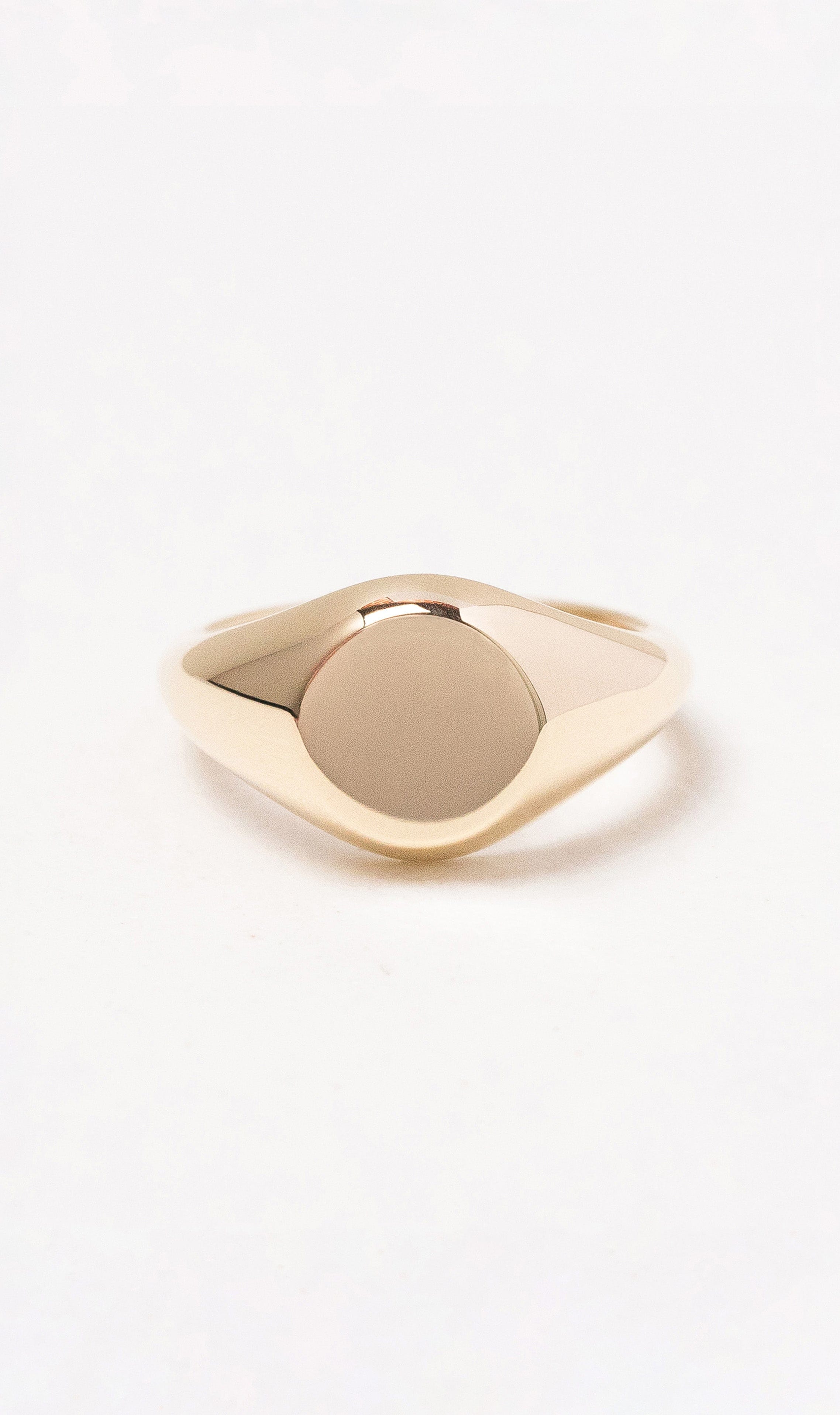 Hogans Family Jewellers 18K Medium Round Signet Ring