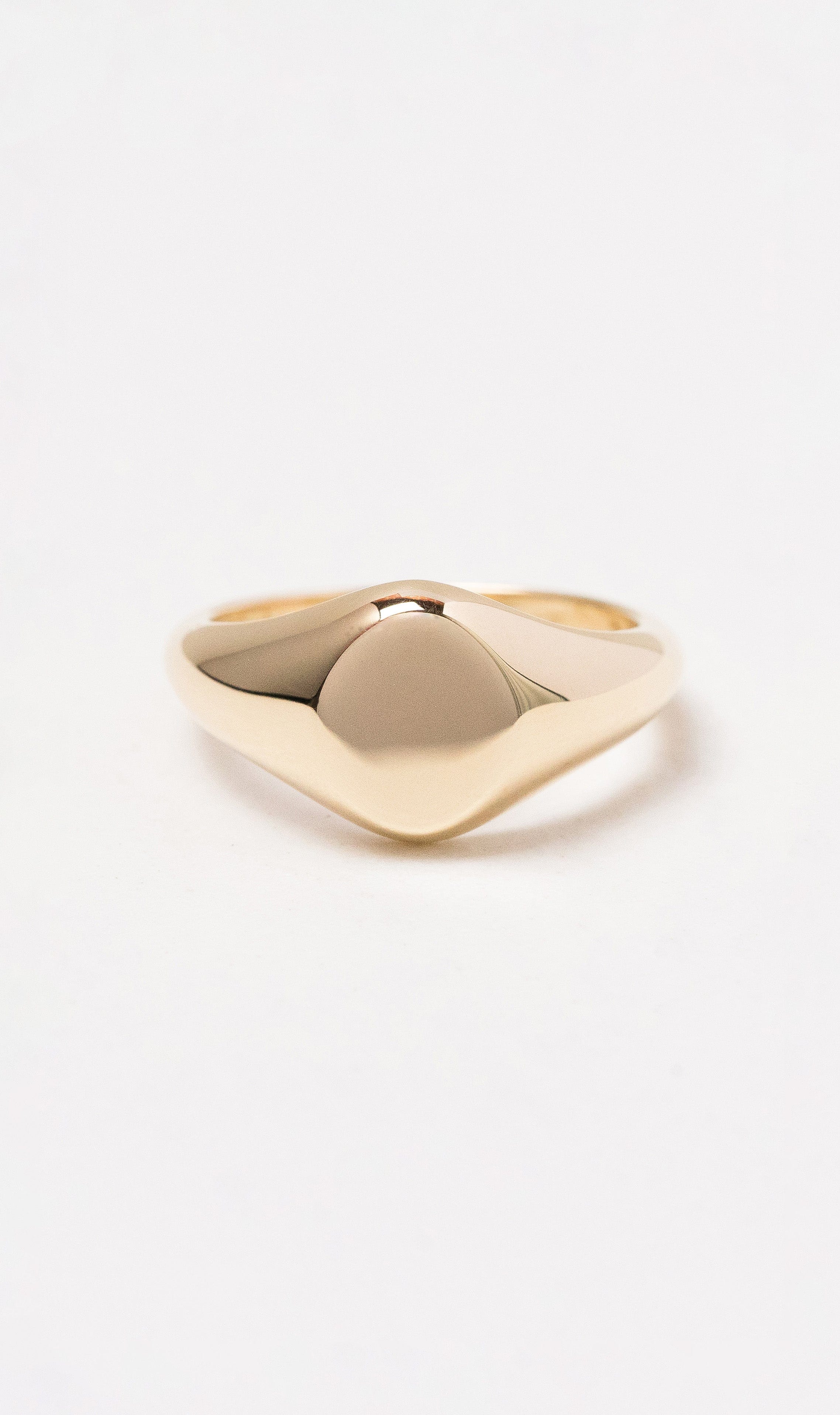 Hogans Family Jewellers 18K Small Oval Signet Ring