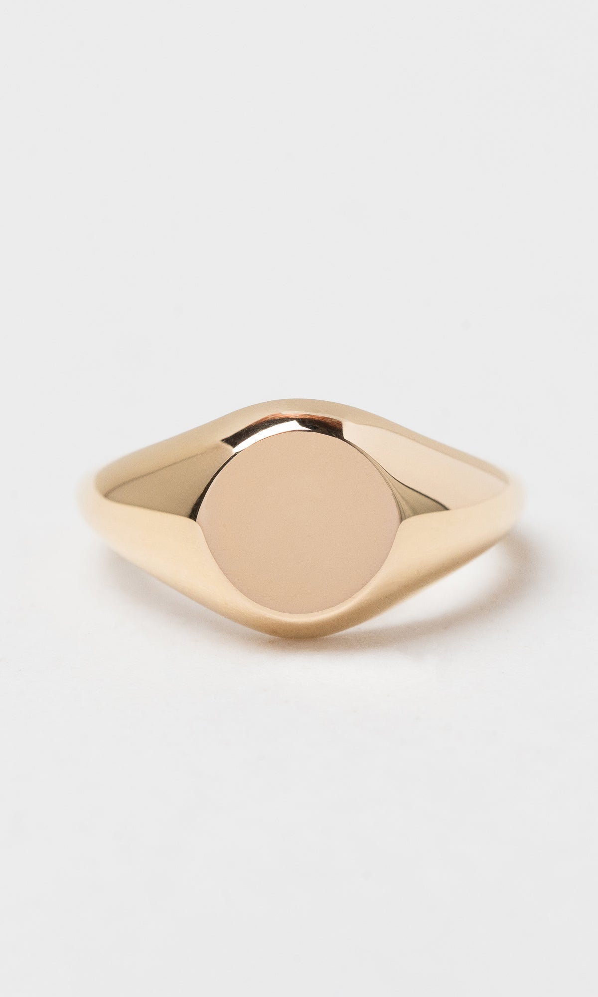 Hogans Family Jewellers 18K Small Round Signet Ring