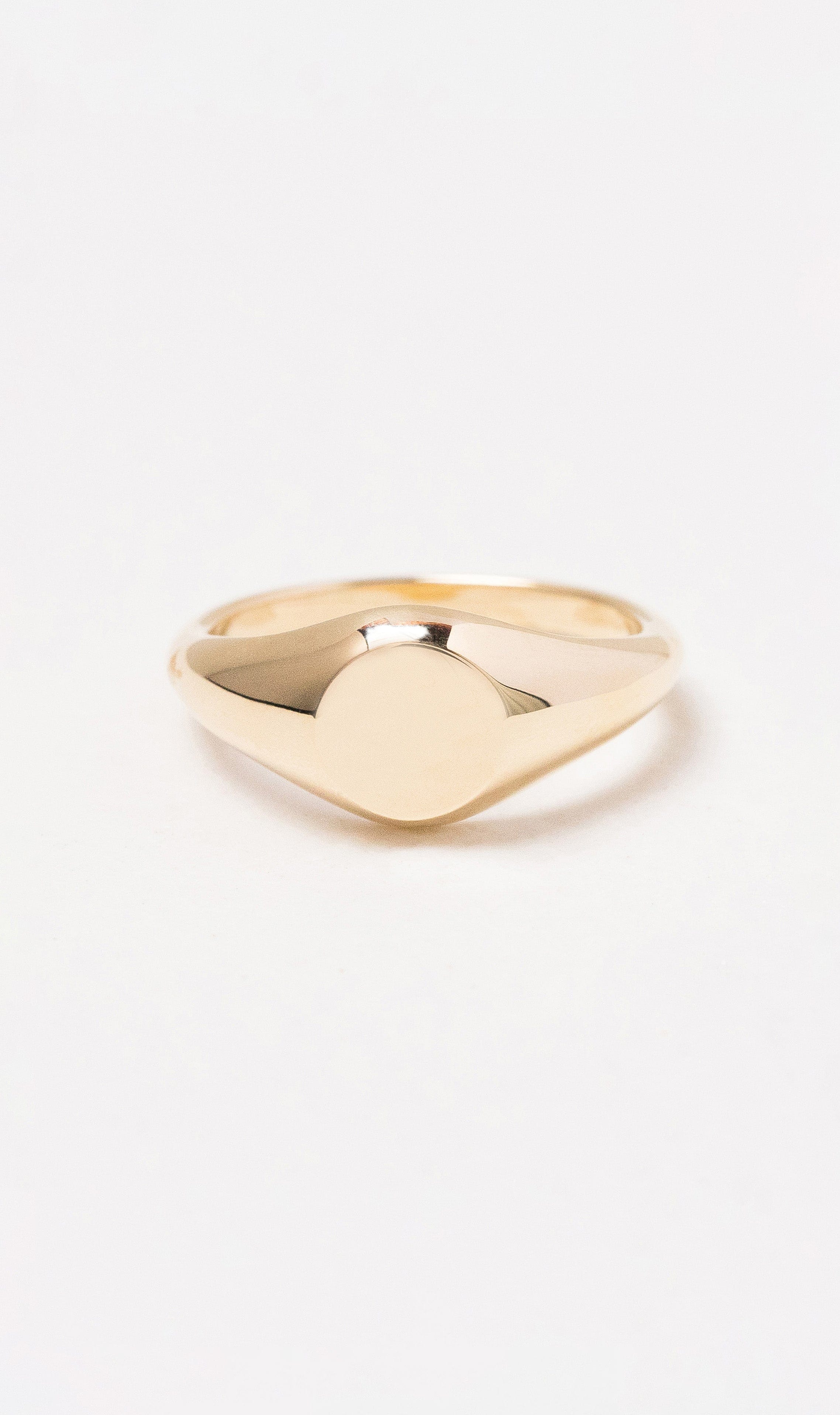 Hogans Family Jewellers 18K Small Round Signet Ring