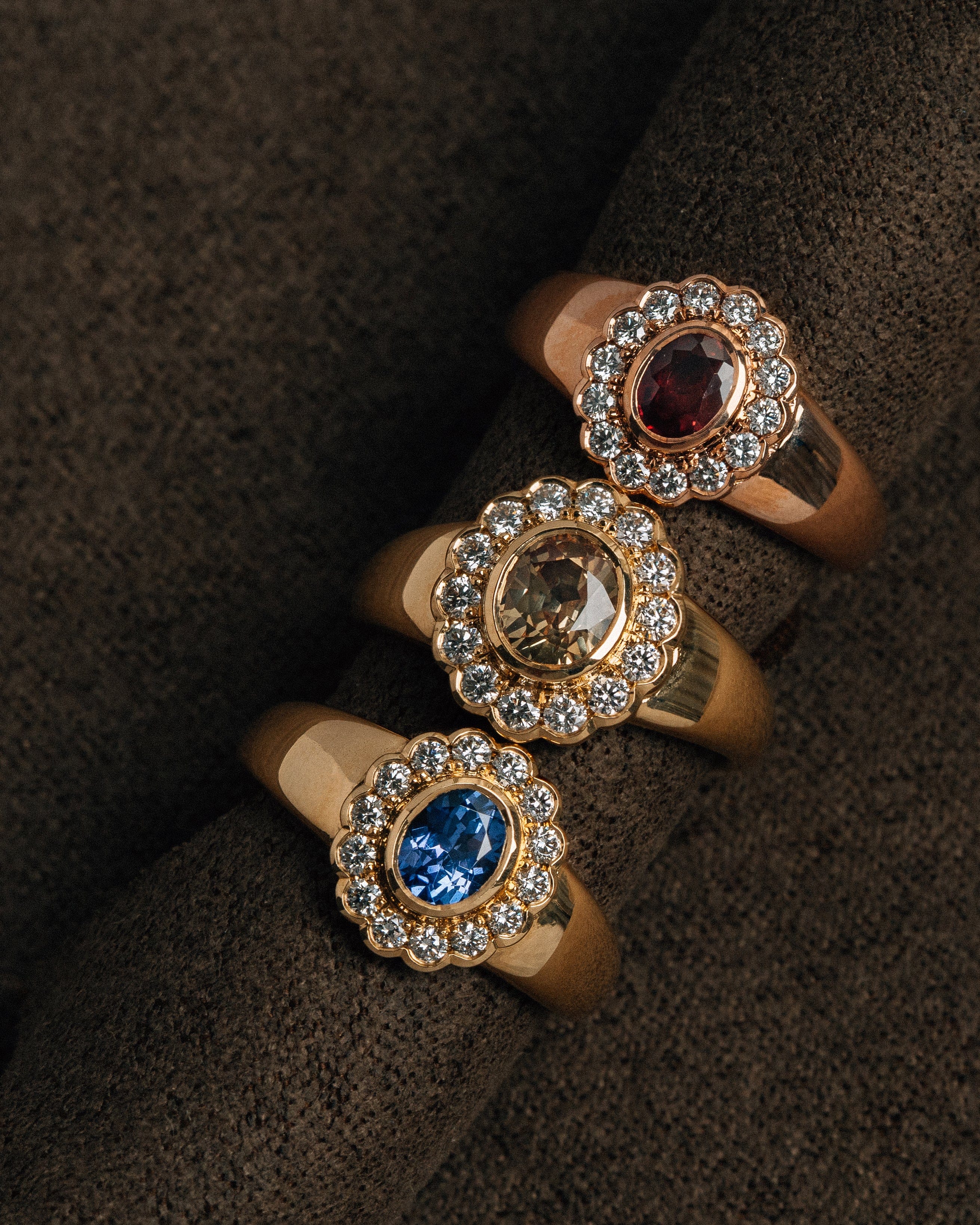 Hogans Family Jewellers 18K YG Oval Cut Ceylon Sapphire Daisy Signet Ring