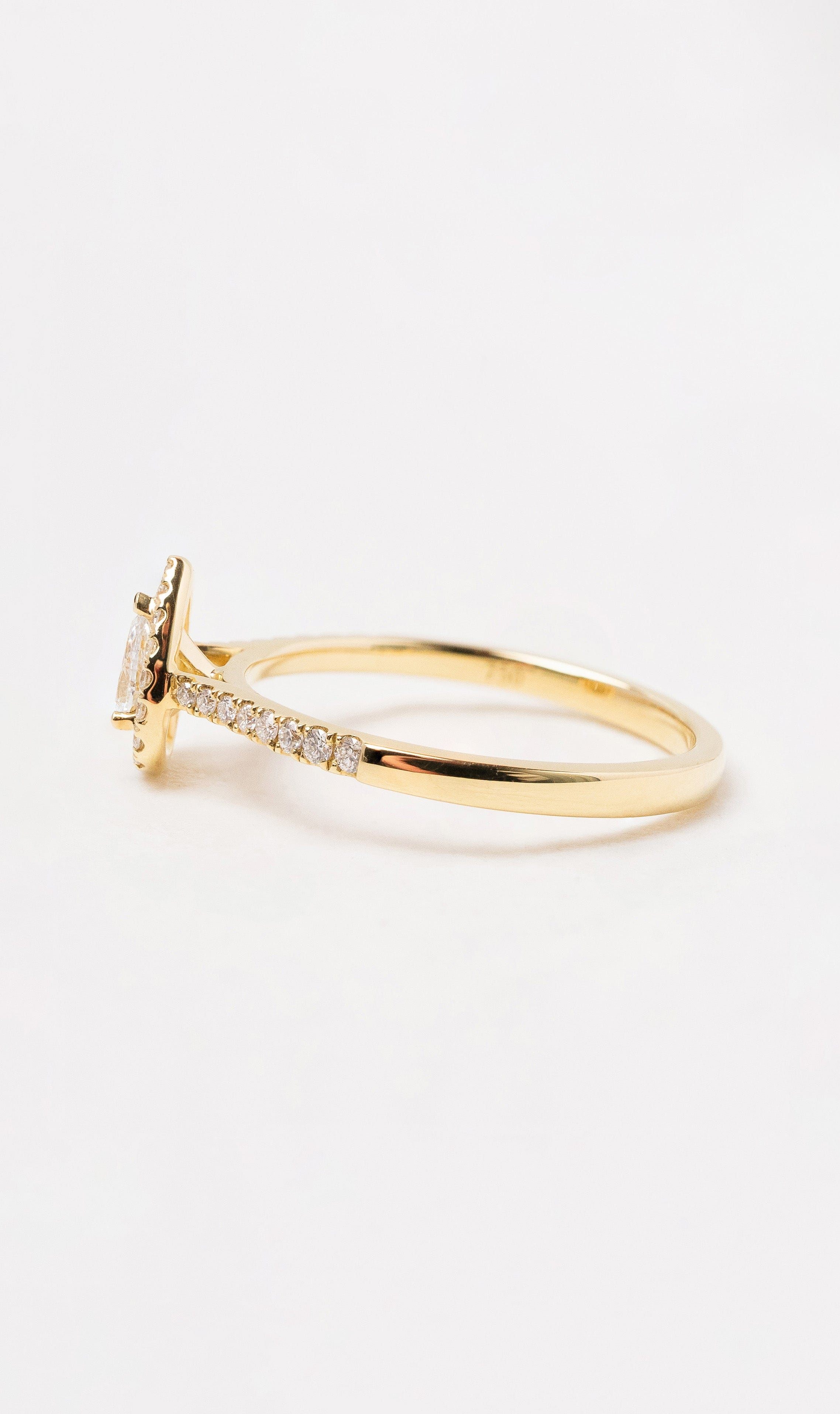 Hogans Family Jewellers 18K YG Pear Diamond Ring