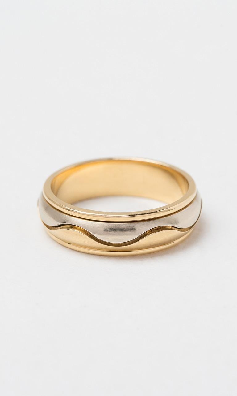Hogans Family Jewellers 18K YWG 6.3mm Decorative Gents Band