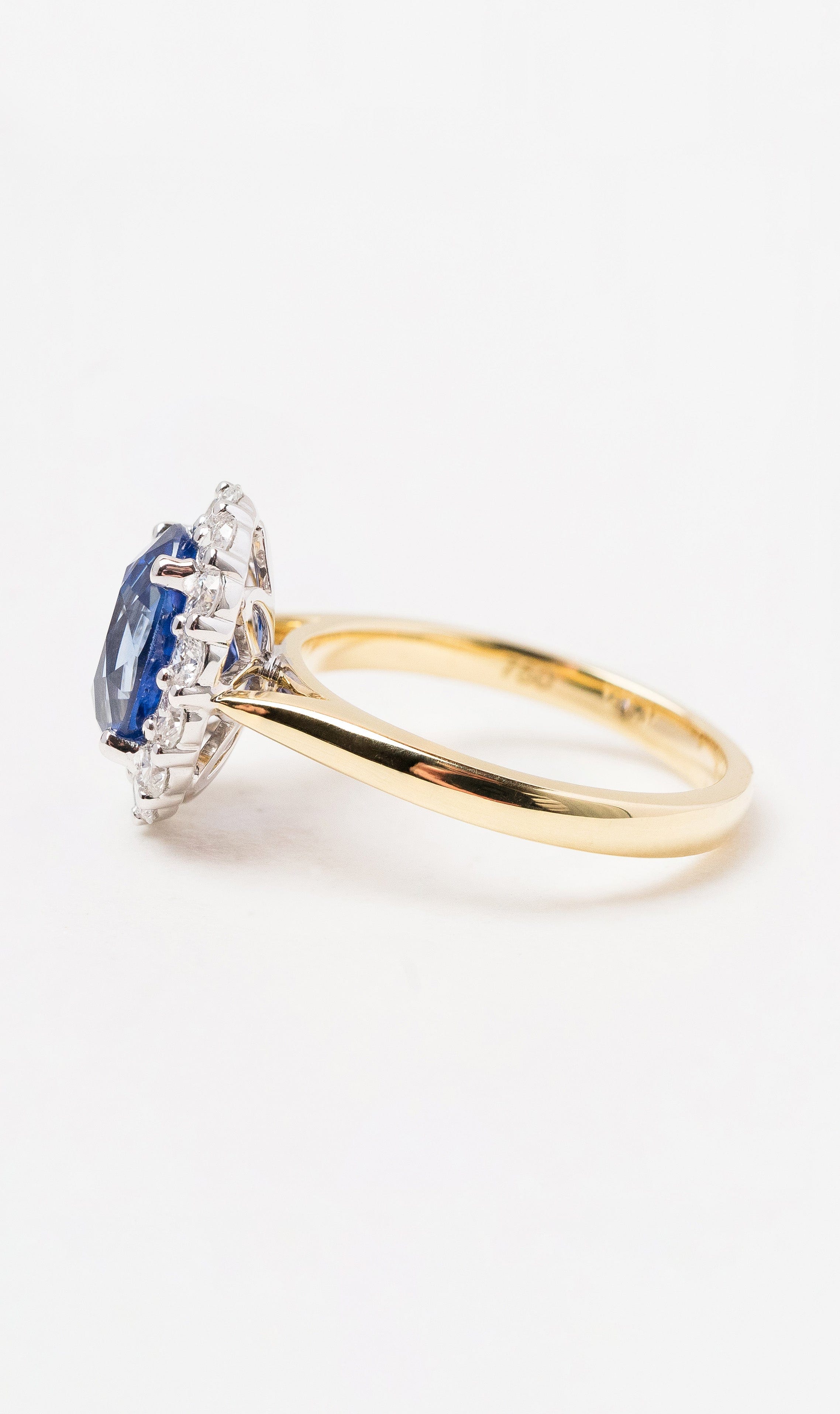Hogans Family Jewellers 18K YWG Oval Ceylon Sapphire Ring