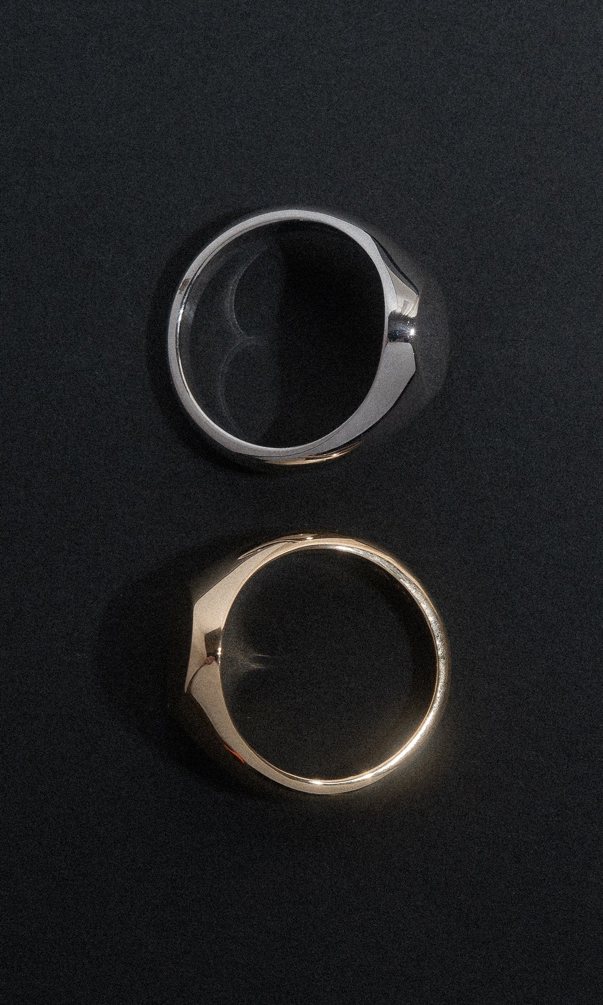 Hogans Family Jewellers 9K Medium Round Signet Ring