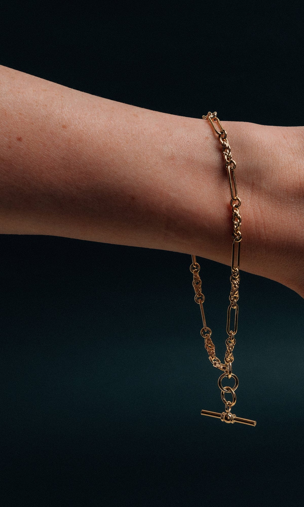 Hogans Family Jewellers 9K YG 23.5cm Fancy Link T-Bar Fob Chain Bracelet