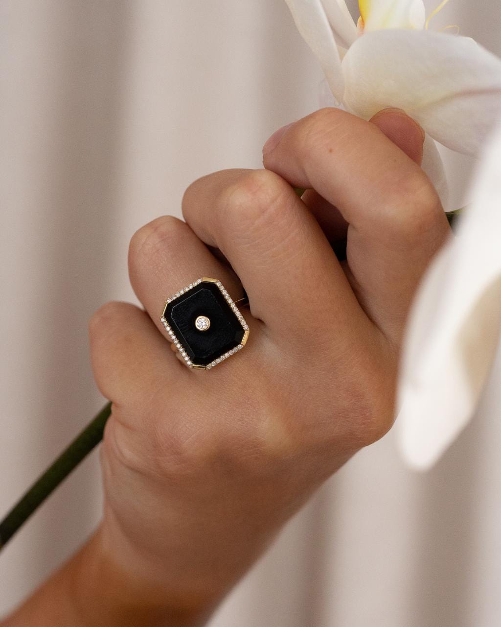 Hogans Family Jewellers 9K YG Rectangular Onyx Ring